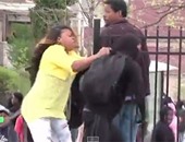 بالفيديو.. على طريقة الأم المصرية..أمريكية تضرب ابنها لانضمامه لمتظاهرى بالتيمور