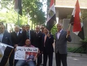 الجالية المصرية فى إسبانيا تنظم وقفة تأييد للسيسى أمام السفارة