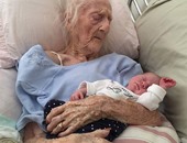 عجوز تبلغ 101 عام تقابل حفيدها المولود حديثا  قبل أن تموت بأيام