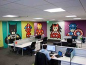 بالصور.. موظف يستخدم 8 آلاف ورقة ملونة لتغيير ديكور مكتبه الممل