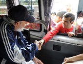 الزعيم الكوبى "فيدل كاسترو " يصافح وفد فنزويلى بعد غياب 14 شهر
