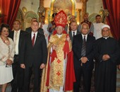 بالصور.. محافظ القاهرة ووفد من الأزهر يشاركون الكاثوليك احتفالات عيد القيامة