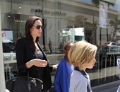 بالصور.. أنجلينا جولى تشترى "نظارة جديدة" برفقة أطفالها