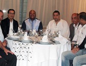 رئيس الرجاء المغربى يضايف رئيس كايزر تشيفز بـ"مأدبة عشاء"