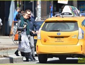 بالصور.. مايكل فاسبندر يقبل صديقته أليسيا فيكاندير فى شوارع نيويورك
