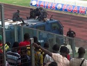 كوتوكو الغانى يهرب من "بطش" جماهيره فى مدرعة الشرطة