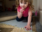 طفلة فى الرابعة تأكل أثاث المنزل ورقائق الأسمنت بدلاً من الشيبسى