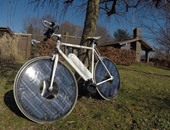 بالفيديو.. أول دراجة ذكية فى العالم تعمل بالطاقة الشمسية