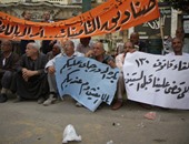 بالفيديو..أصحاب المعاشات يتظاهرون بـ"طلعت حرب" للمطالبة بتطبيق الحد الأدنى