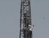 بالفيديو.. موظف يحاول الانتحار من أعلى مبنى هيئة الإسعاف لعدم حصوله على مكافأة