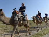 بالصور.. نتنياهو يمتطى جملا فى صحراء النقب خلال الاحتفال بعيد الفصح