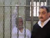 محافظ الشرقية الإخوانى يرفع علامة رابعة داخل قفص الاتهام أثناء محاكمته