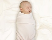 الأكاديمية الأمريكية: نوم الرضع بغرف الوالدين يحميهم من الموت المفاجئ