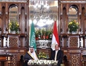 رفع صور الرئيس السيسى وخادم الحرمين الشريفين أمام مجلس النواب