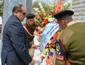 محافظ سوهاج ومدير الأمن يضعان أكيلا من الزهور على النصب التذكارى للجندى المجهول