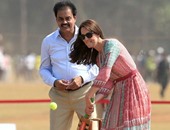 بالفيديو والصور.. الأمير ويليامز وزوجته يلعبان الكريكيت مع فقراء الهند