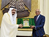 رئيس البرلمان يسلم العاهل السعودى درعاً يحمل صورته وعلم "مصر والسعودية"