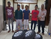 القبض على 4 عاطلين وصاحب محل متهمين بسرقة إطارت السيارات بالشيخ زايد
