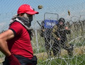 بالصور.. اليونان تنتقد استخدام السلطات المقدوينة الرصاص والغاز المسيل ضد المهاجرين