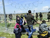 بالصور .. مقدونيا تستخدم الغاز المسيل للدموع لإبعاد مهاجرين على الحدود اليونانية