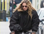 بالصور.. مادونا تركب دراجتها وتتنزه مع أصدقائها فى لندن