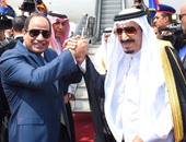 بالفيديو والصور.. الملك سلمان يرفع يده متشابكة مع يد الرئيس السيسي قبل صعود طائرته