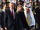 بالصور.. الملك سلمان يصل تركيا وأردوغان على رأس المستقبلين بمطار أنقرة