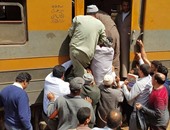 بالصور.. سقوط عدد من المواطنين أسفل قطار كفر الشيخ دون إصابات