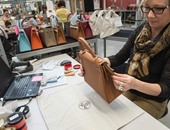 بالصور.. كواليس تصنيع حقائب يد الماركة العالمية "هيرميس"