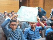 نائب رئيس جامعة بنها يلتقى طلاب التمريض المتظاهرين.. ويؤكد: لن نترك حقكم