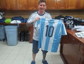 بالصور.. ميسي يرسل قميصه إلى ابنتى أوباما مع رئيس الأرجنتين