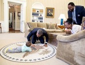 صورة طريفة للرئيس أوباما يداعب طفلا فى البيت الأبيض