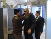 بالصور.. مدير أمن أسوان يخضع لإجراءات التفتيش بالمطار الدولى