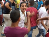 بالصور.. طلاب جامعة القاهرة يرقصون على أغنية "أزعرينا"