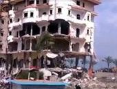شاهد لحظة سقوط مبنى بتكلفة 8 ملايين جنيه ضمن حملة إزالة التعديات على النيل