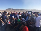 السيسي يشهد شق طريق جبل الجلالة.. ويلتقط صورا تذكارية مع العمال
