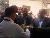 وزير التموين يفتتح منفذا لبيع السلع الغذائية بأسعار مخفضة بالإسكندرية