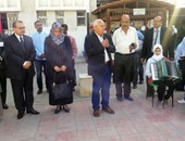 بالصور.. محافظ بورسعيد يمنح مكافأة 10 الآف جنيه لطالبات مدرسة إعدادية