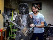 بالصور..فنان يصنع تمثالا من 4000 مسمار للعازف الأمريكى "جيمى هندريكس"