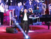 عمر خيرت يعزف أجمل مقطوعاته بحفل جامعة القاهرة