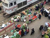 بالصور.. سوق خضار بقرية الدلجمون بين قضبان السكك الحديدية ينذر بكارثة