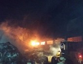 القوات المسلحة تدفع بـ 10 سيارات للمعاونة فى السيطرة على حريق مصنع العبور