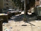 بالصور.. تراكم القمامة أمام مجمع مدارس مساكن أطلس فى المنيا