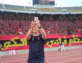 ليندمان يحضر مباراة الأهلى والمصرى من مدرجات برج العرب