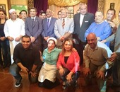 بالصور.. محافظ المنيا يكرم أبطال العرض المسرحى "البيت الكبير"