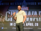 بالصور.. كريس إيفانز وأبطال "Captain America" يروجون للفيلم فى سنغافورة
