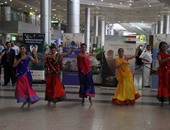 فرقة بوليوود الهندية تقدم عرضا راقصا فى مطار القاهرة دعما للسياحة