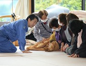 بالصور.. رئيس وزراء اليابان يزور المناطق المتضررة من الزلزال