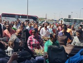 بالصور.. تكدس المسافرين أمام بوابات مبنى الركاب 1 بمطار القاهرة 