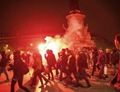 بالصور.. اشتباكات بين قوات الأمن الفرنسية ومتظاهرين وحرق سيارة للشرطة
